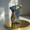Lumanare decorativa CandleSilk din ceară de soia in forma de statueta bust de barbat alb cu gri argintiu. Creează un ambient plin de farmec și eleganță